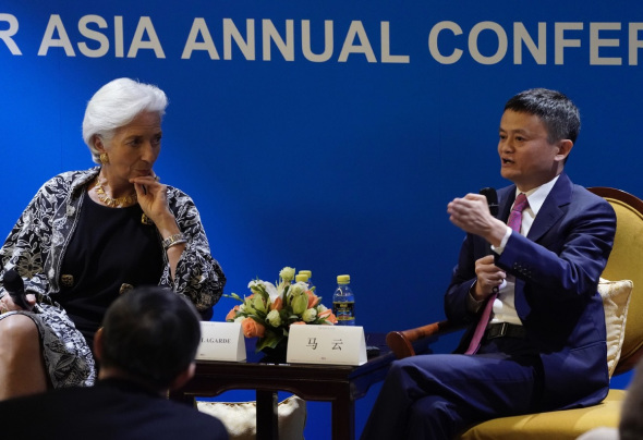 Christine Lagarde (L), the IMF managing director, and Jack Ma, founder of Alibaba Group, during a talk on the sidelines of the Boao Forum for Asia Annual Conference 2018 on Monday. ��Photo/Xinhua��
