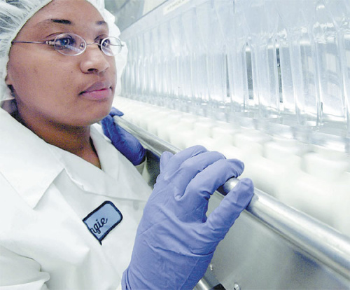 An employee of AstraZeneca's plant in the United States inspects the production line of the lung cancer drug Iressa. (Photo provided to China Daily)