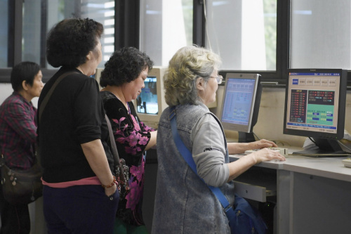 Foreign investors snap up blue chips