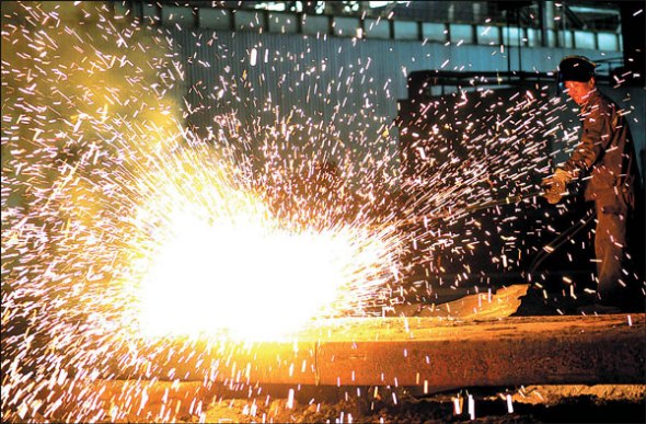 A worker oversees production at a plant of HBIS Group Hansteel Co in Handan, North China's Hebei province. (Photo/Xinhua)