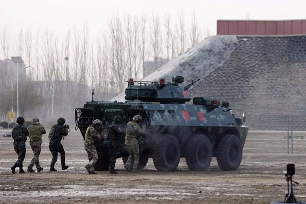 Chinese Armed Police officers and their Russian counterparts participate in a counterterrorism drill in Yinchuan, Ningxia Hui autonomous region, on Wednesday. (Wang Tao/For China Daily)