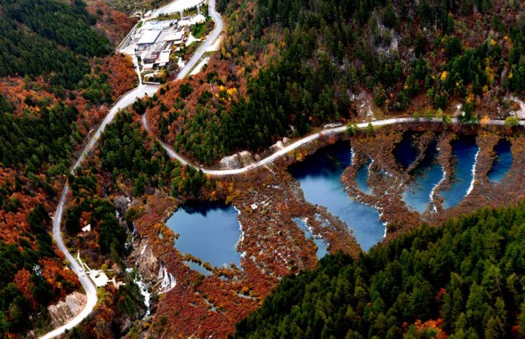 The Nuorilang Waterfalls in the Jiuzhaigou scenic area, as pictured in November, partly collapsed (as marked in the circle) after the earthquake in August. ��Photo: For China Daily/Hua Xiaofeng��